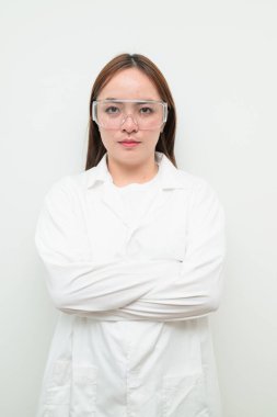 Beyaz arka planda Asyalı araştırmacı kadının stüdyo portresi