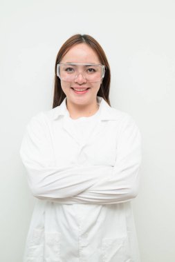 Beyaz arka planda Asyalı araştırmacı kadının stüdyo portresi