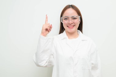 Beyaz arka planda Asyalı araştırmacı kadının stüdyo portresi