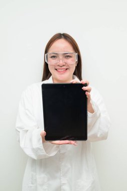 Beyaz arka planda Asyalı araştırmacı kadının stüdyo portresi