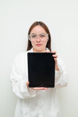 Beyaz arka planda Asyalı araştırmacı kadının stüdyo portresi