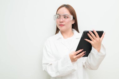 Beyaz arka planda Asyalı araştırmacı kadının stüdyo portresi