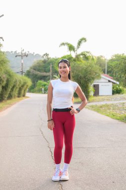 Spor Giyim 'de zinde Asyalı Kadın Sokakta Koşmaya Hazır