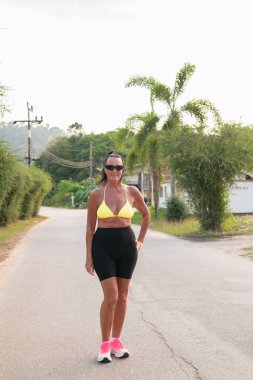 Aktif Güzel İskandinav Kadın Spor Giyim Sokakta Dışarda Bekliyor