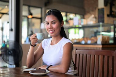 Gülümseyen Kadın Kafe Restoranında Espresso ve Çikolatalı Pastadan Hoşlanıyor