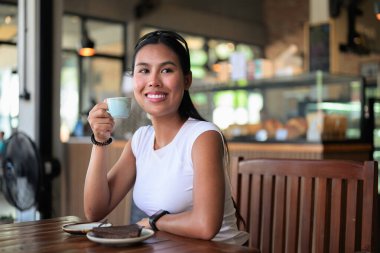 Gülümseyen Kadın Kafe Restoranında Espresso ve Çikolatalı Pastadan Hoşlanıyor