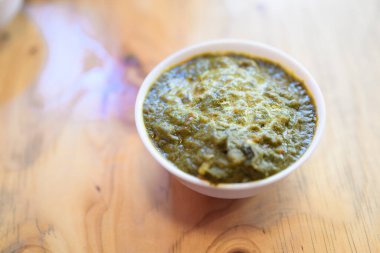 Lezzetli Hint Yemeği Palmiye Körisi Tahta Masada Körisi