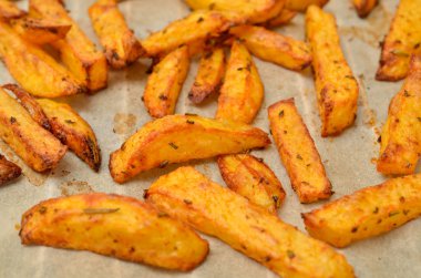 Patates dilimleri ile rosmary 
