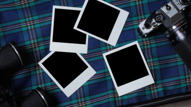 Eski bir damalı bavul üzerinde eski fotoğrafları