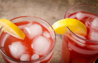 Soğuk kırmızı buzlu çay