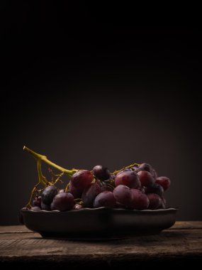 Tahta bir masada kırmızı üzümler