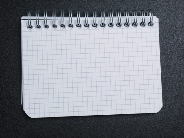Notebook na stół ciemny — Zdjęcie stockowe