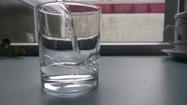 verser de l'eau fraîche