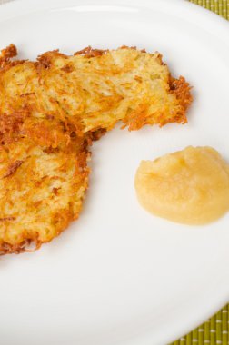 elma püresi ile patates kızartması