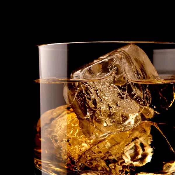 Whisky en las rocas — Foto de Stock