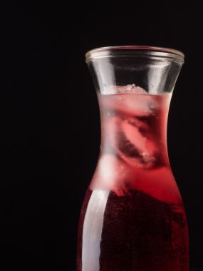 Buz soğuk kırmızı suyu yakın atış