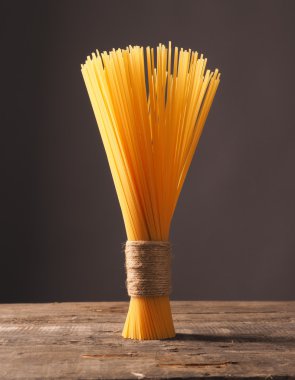 Spagetti ahşap bir masa üzerinde