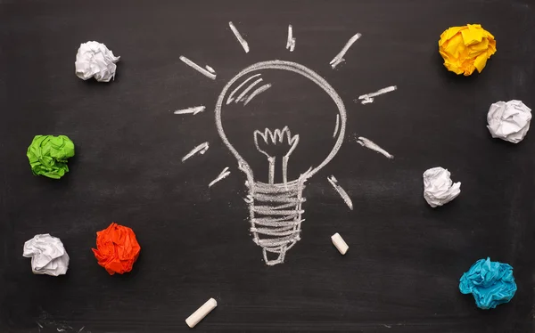 手描きの電球と紙を丸めて新しいアイデア コンセプト — ストック写真