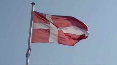 Danimarka bayrağı sallayarak