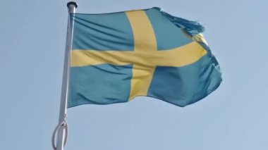 İsveç bayrağı sallayarak