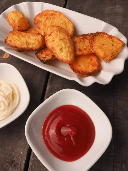 Rozmarýnové brambory s kečupem a majonézou — Stock fotografie