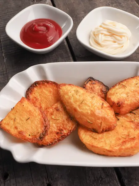 Rozmarýnové brambory s kečupem a majonézou — Stock fotografie