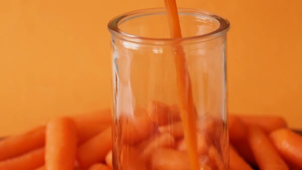 Наливаючи Свіжий Органічний Морквяний Сік Здорову Їжу Концепцію Напою — стокове відео