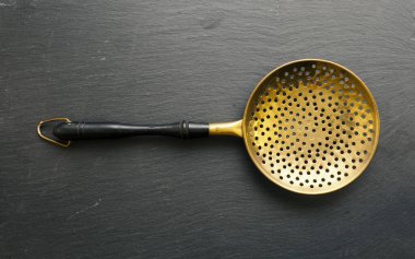 Eski kullanılmış kayrak kesme tahtası, eski mutfak aletleri.