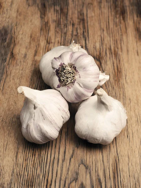 Vier Bollen Knoflook Een Rustieke Keukentafel Uitzicht Van Bovenaf Gezond — Stockfoto