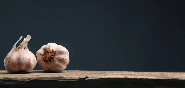 Due Bulbi Aglio Tavolo Cucina Rustico Spazio Testo Immagine Utilizzando — Foto Stock