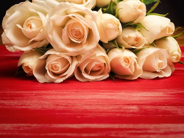 Bouquet White Roses Red Wooden Table Space Your Text — Stock Photo, Image