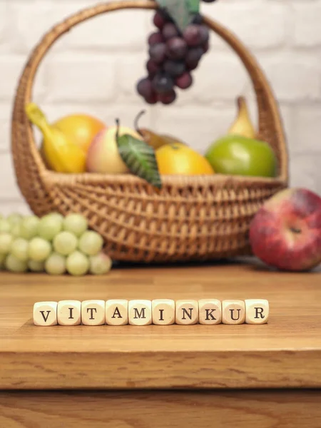 Pequenos Blocos Madeira Com Palavra Alemã Cura Vitamina Uma Mesa — Fotografia de Stock