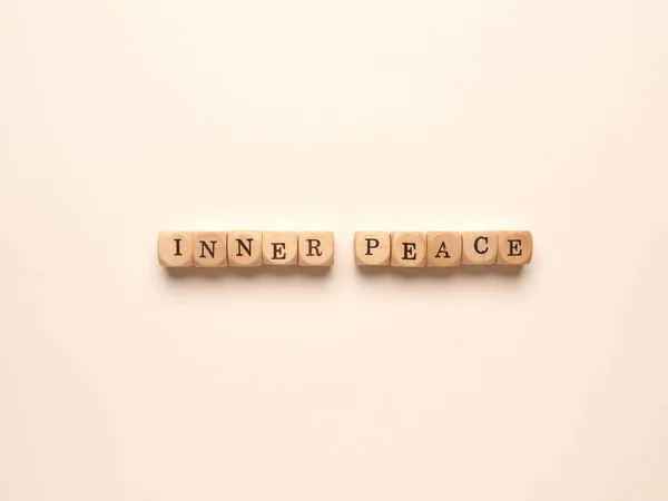 Μικρά Ξύλινα Μπλοκ Την Επιγραφή Εσωτερική Ειρήνη Θετική Νοοτροπία Έννοια — Φωτογραφία Αρχείου