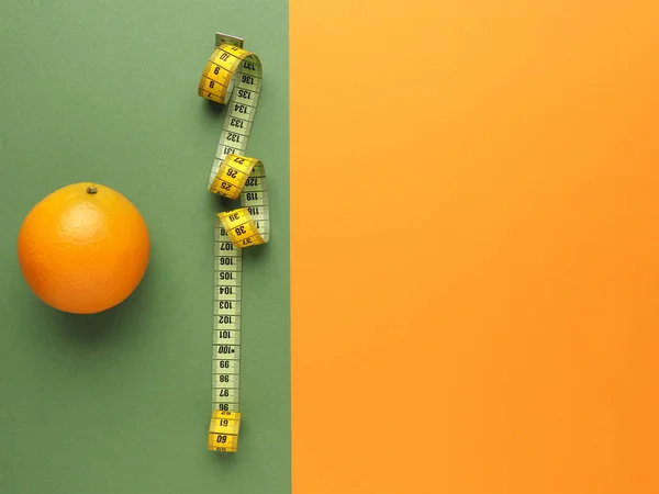 Концепция Здорового Питания Апельсином Измерительной Лентой Зеленом Оранжевом Фоне Пространством — стоковое фото