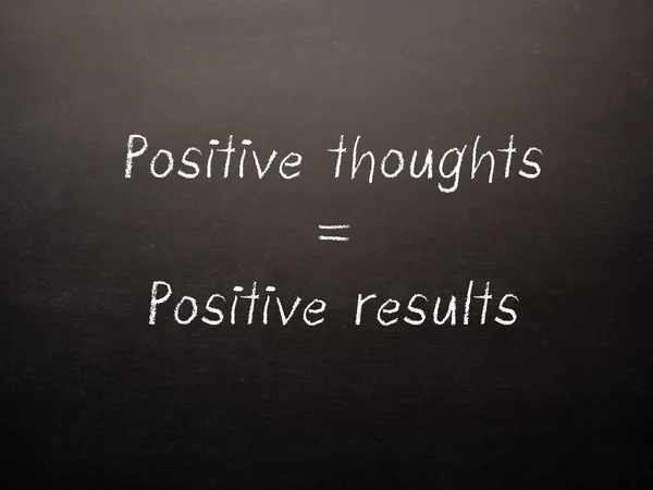 Chalkboard Escuro Com Palavras Pensamentos Positivos Dar Resultados Positivos — Fotografia de Stock