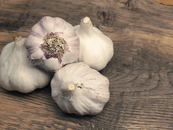 Vier Bollen Knoflook Een Rustieke Keukentafel Uitzicht Van Bovenaf Gezond — Stockfoto