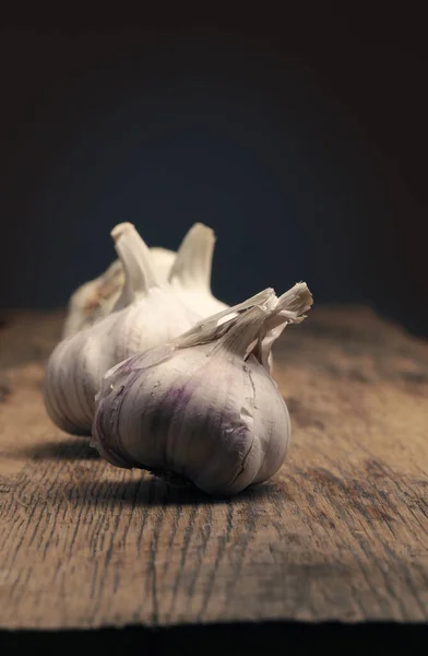 Vier Bollen Knoflook Een Rustieke Keukentafel Uitzicht Van Bovenaf Gezond — Stockfoto