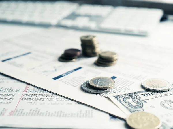 Financieel Concept Met Munt Financiële Nieuwsbladen Selectieve Focus Voorgrond — Stockfoto