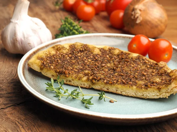Kekik ve susamlı lezzetli bir yönetici, kırsal mavi seramik tabakta.