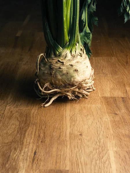 Een Zanderige Knolselderij Een Rustieke Eiken Keukentafel Concept Voor Natuurlijk — Stockfoto