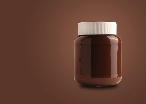 Espalhe Chocolate Nougat Creme Com Avelãs Frasco Vidro Fundo Marrom — Fotografia de Stock