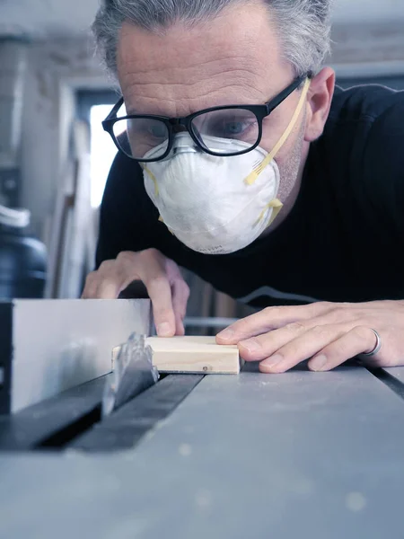 Hombre Con Máscara Antipolvo Gafas Trabajando Una Sierra Circular Concepto — Foto de Stock