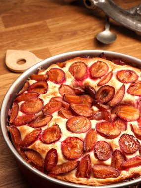 Mutfak masasında organik malzemelerden yapılmış lezzetli erikli kek mevsimlik yiyecekler veya sağlıklı yiyecekler.