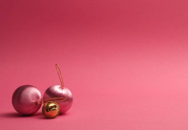 Pembe renkli Noel mücevherleri, pembe arka planda, yazı veya imajınız için yer var, mevsimsel tatil konsepti.