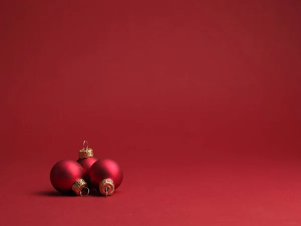 Три Червоні Старовинні Різдвяні Сукні Червоному Тлі Пробілом Вашого Тексту — стокове фото