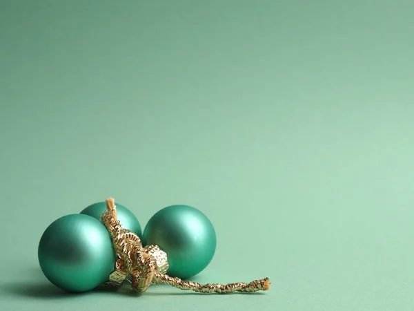 Три Бірюзові Старовинні Різдвяні Сукні Бірюзовому Тлі Простором Вашого Тексту — стокове фото