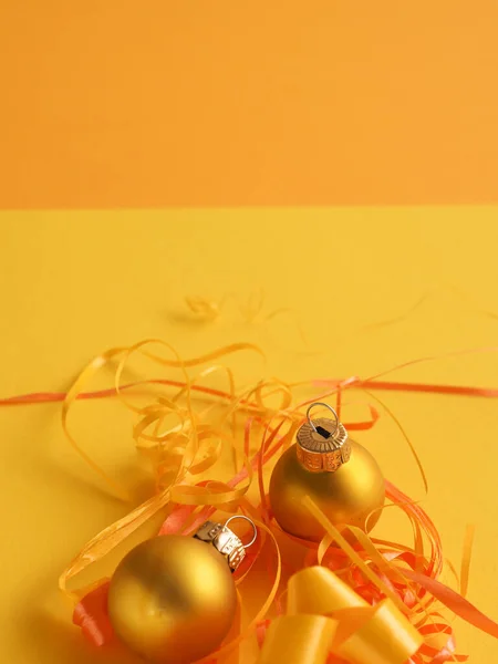 Arany Szüret Karácsonyi Baubles Sárga Alapon Helyet Szöveg Vagy Kép — Stock Fotó