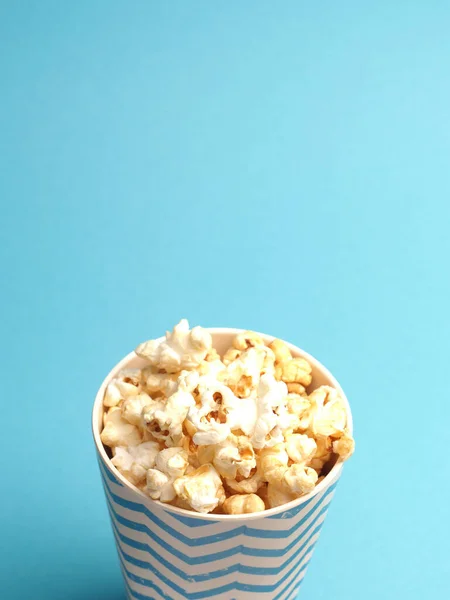 Świeży Popcorn Niebieskim Tle Miejscem Tekst — Zdjęcie stockowe