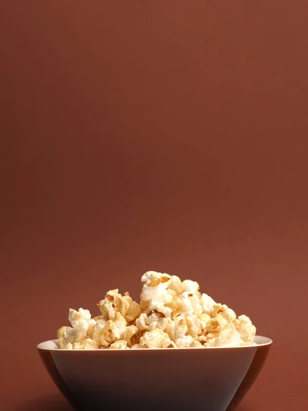 Čerstvý Popcorn Hnědém Pozadí Prostorem Pro Text Nebo Obrázek — Stock fotografie