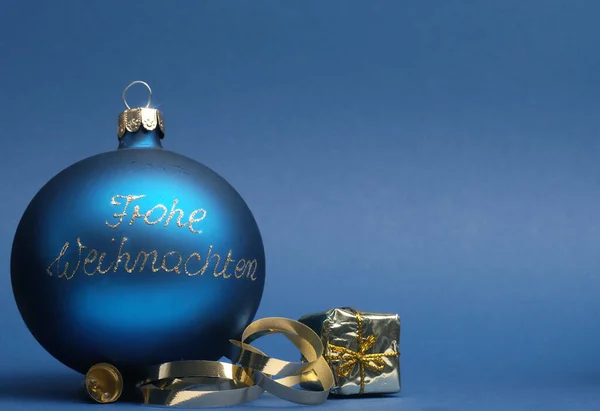 Голубая Винтажная Рождественская Безделушка Немецкими Словами Рождеством Синем Фоне Пространством — стоковое фото